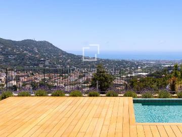 Chalet en venta en Cabrils. Villa mediterránea de nueva construcción con vistas panorámicas al mar en Cabrils, Barcelona. Chalets.