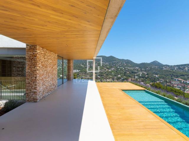 Chalet en venta en Cabrils. Villa mediterránea de nueva construcción con vistas panorámicas al mar en Cabrils, Barcelona. Chalets.