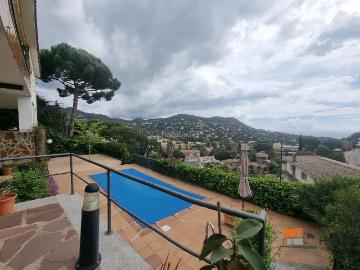 Chalet en venta en Cabrils. CHALET CON PISICINA Y VISTAS AL MAR EN CABRILS. Chalets.
