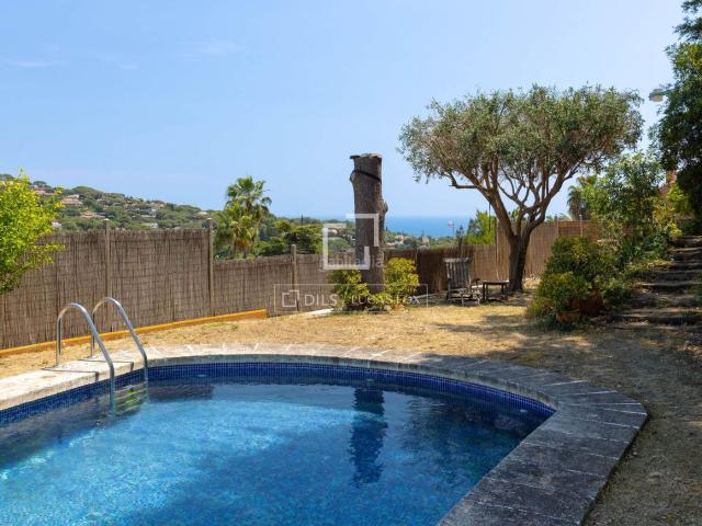 Chalet en venta en Cabrils. Elegante villa de 4 dormitorios con vistas al mar en venta en Cabrils, Barcelona. Chalets.