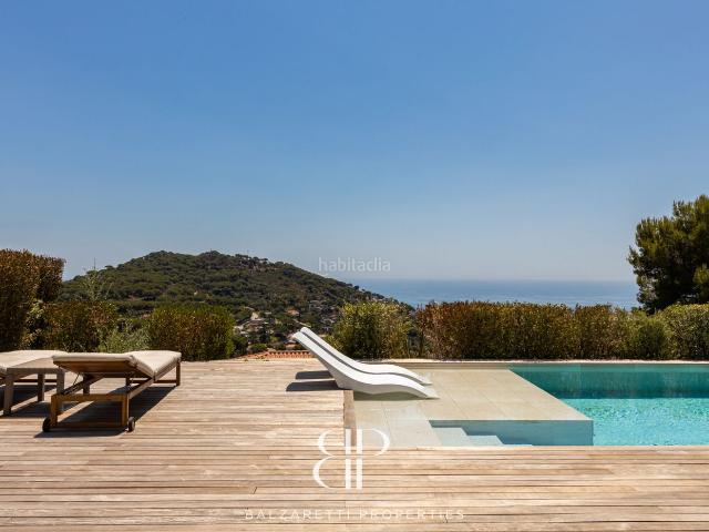 Chalet en venta en Cabrils. Impresionante villa con vistas panorámicas al mar, jardín, piscina, sala de cine y gimnasio. Chalets.