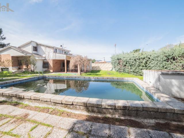 Chalet en venta en Cadalso de los Vidrios. Chalet independiente con piscina. Chalets Cadalso de los.