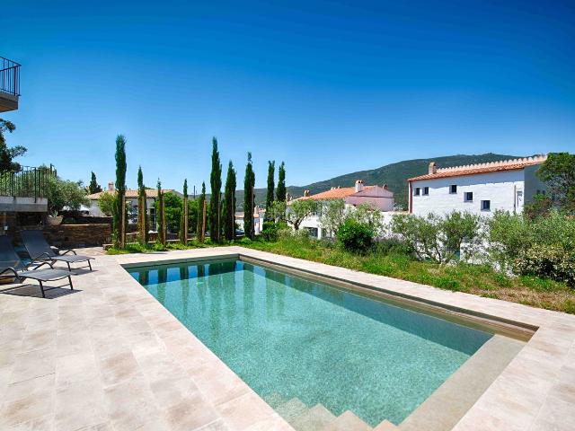 Chalet en venta en Cadaqués Costa Brava. Elegante villa con piscina y vistas a la bahía y al mar en Cadaqués. Chalets.