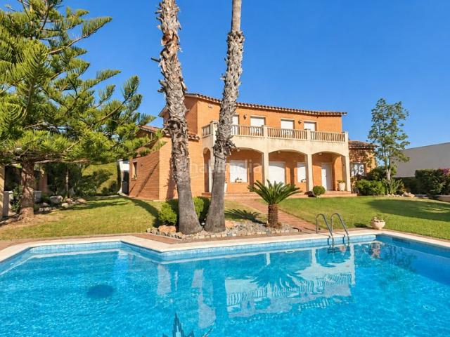 Chalet en venta en Calafell, Ciutat jardí Bonanova Costa Dorada. Chalet independiente con piscina, gran jardín y vistas abiertas en Calafell. Chalets.