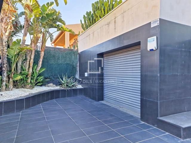 Chalet en venta en Calafell, Mas Mel Costa Dorada. Espectacular villa independiente con 8 dormitorios, piscina y vistas al mar en venta en Mas Mel, Calafell. Chalets.