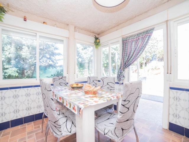 Chalet en venta en Calalberche. Chalet de seis dormitorios con espectaculares vistas, bbq, piscina. Chalets.