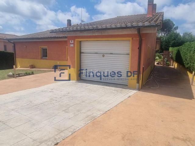 Chalet en venta en Caldes de Malavella. Casa unifamiliar aislada en planta baja, ubicada en una ubicación privilegiada al inicio de la tranquila urbanización Llac del Cig. Chalets Caldes de.