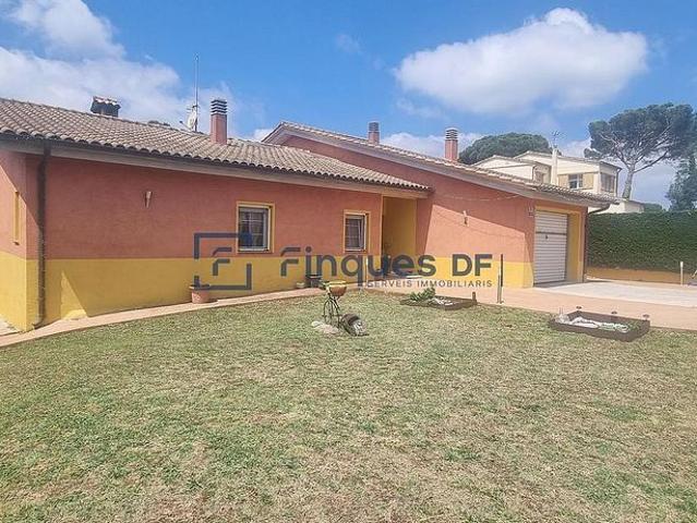 Chalet en venta en calle De L'empordà, Caldes de Malavella, de 130 m² 3 habitaciones por 395.000