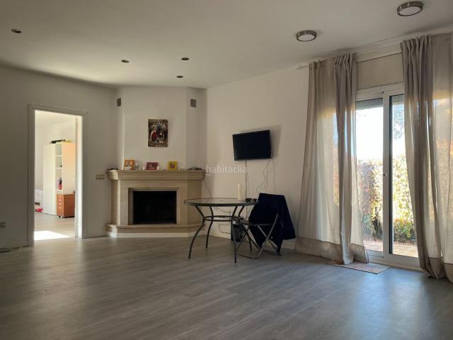 Chalet en venta en Caldes de Malavella. Oportunidad: unifamiliar reformada, todo en planta baja, parcela esquinera 1.008 m² con piscina y privacidad. Chalets Caldes de.