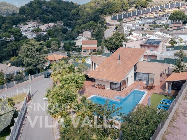 Chalet en venta en Caldes de Montbui. Casa con jardín, piscina y vistas a la montaña. Chalets Caldes de.