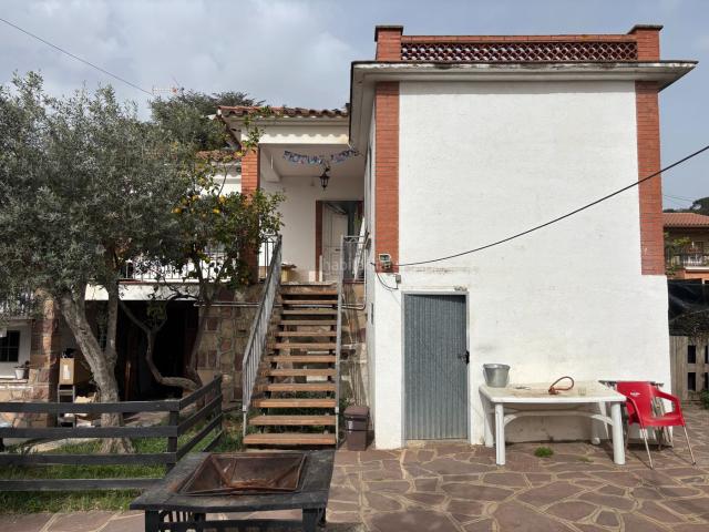 Chalet en venta en Caldes de Montbui. Casa esquinera con piscina y gran parcela en Els Saulons Caldes de Montbui. Chalets Caldes de.