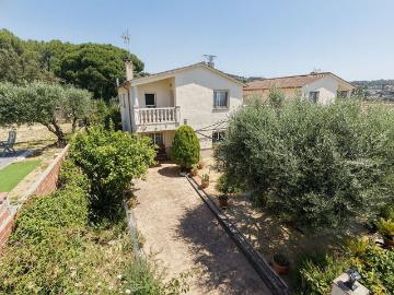 Chalet en venta en calle Àngel Guimerà, Caldes de Montbui, de 260 m² 5 habitaciones por 410.000