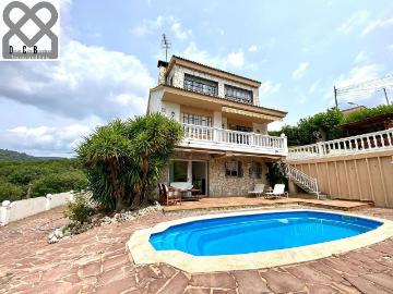 Chalet en venta en calle Del Om, Caldes de Montbui, de 293 m² 6 habitaciones por 510.000
