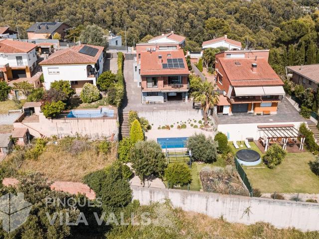 Chalet en venta en Caldes de Montbui. Espectacular casa, piscina de agua salada, placas solares y gran jardín para gozar siempre. Chalets Caldes de.