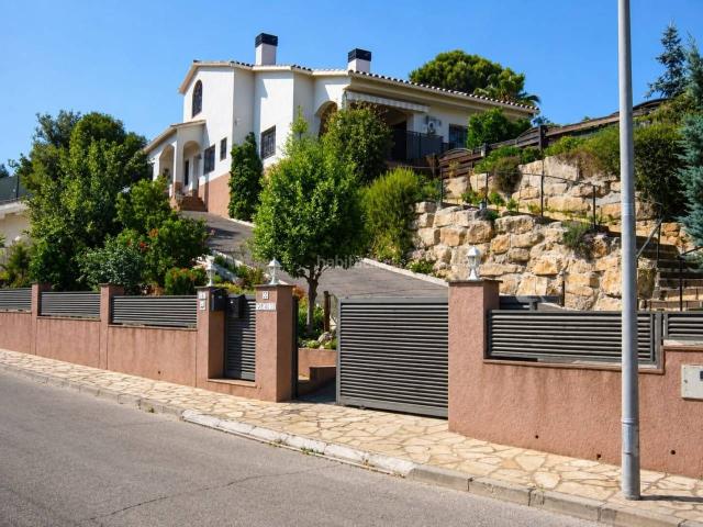 Chalet en venta en Caldes de Montbui. EXCLUSIVA CASA CON PISCINA JUNTO AL CAMPO DE GOLF. Chalets Caldes de.