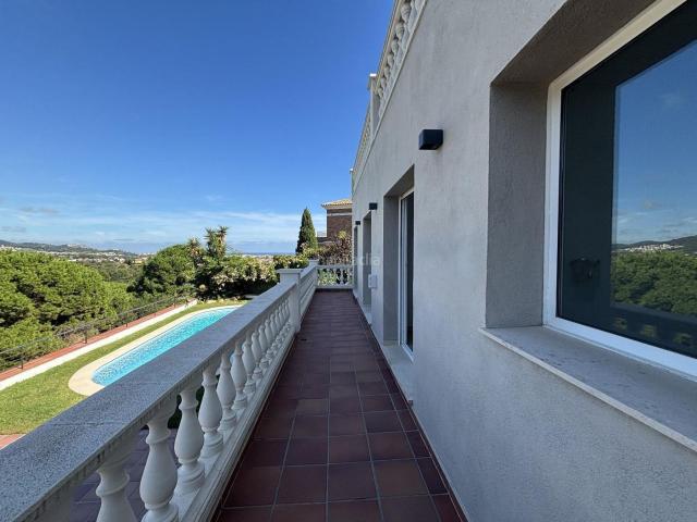 Chalet en venta en Calella. Casa independiente con vistas al mar, piscina privada y muchísima luz Calella. Chalets.