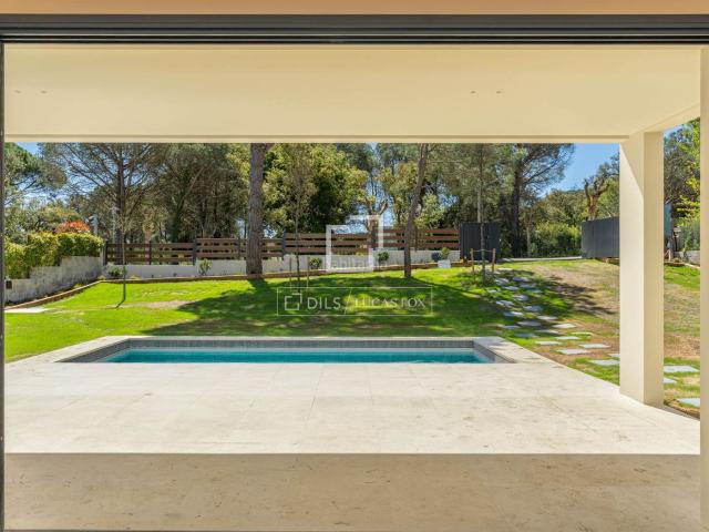 Chalet en venta en Calella de Palafrugell Costa Brava. Villa moderna de obra nueva con 4 dormitorios, a 900m de las playas en Calella de Palafrugell. Chalets Calella de.