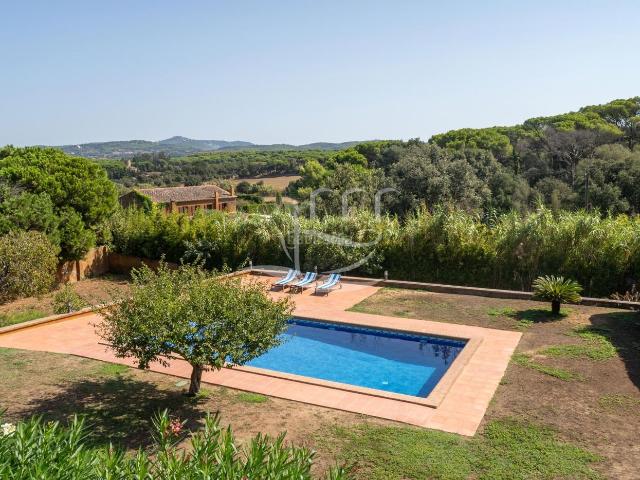 Chalet en venta en Calella de Palafrugell Costa Brava. CHALET CON PISCINA Y AMPLIA PARCELA EN ERMEDÀS. Chalets Calella de.