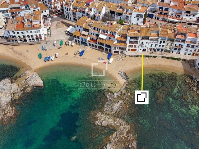 Chalet en venta en Calella de Palafrugell Costa Brava. Exclusiva casa con 5 dormitorios y 2 plazas de aparcamiento en venta en primera línea de mar en Calella de Palafrugell con acceso. Chalets.