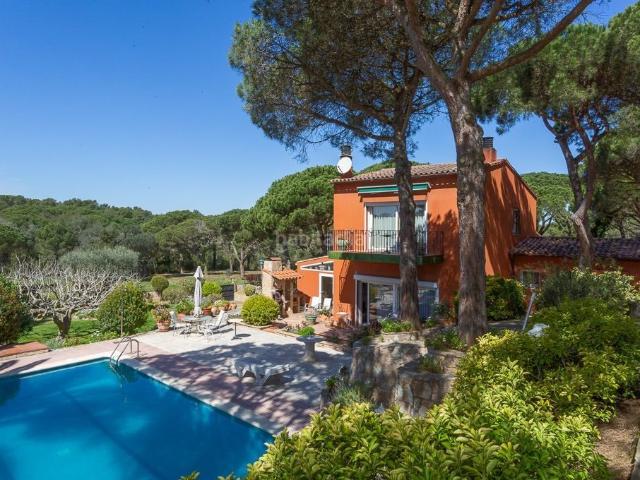 Chalet en venta en Calella de Palafrugell Costa Brava. Menorca estilo mediterráneo con piscina entre bosque y mar en Calella de Palafrugell. Chalets Calella de.