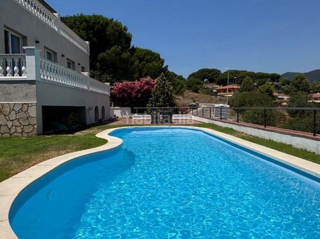 Chalet en venta en Calella. Espectacular casa a 4 vientos con piscina y vistas panorámicas. Chalets.