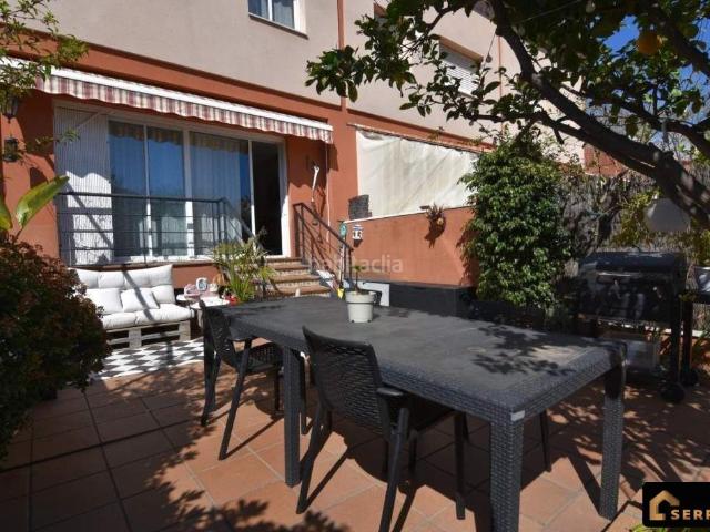 Chalet en venta en Calella. Exclusiva casa adosada con piscina, buhardilla y garaje doble a pocos minutos del mar en Calella. Chalets.