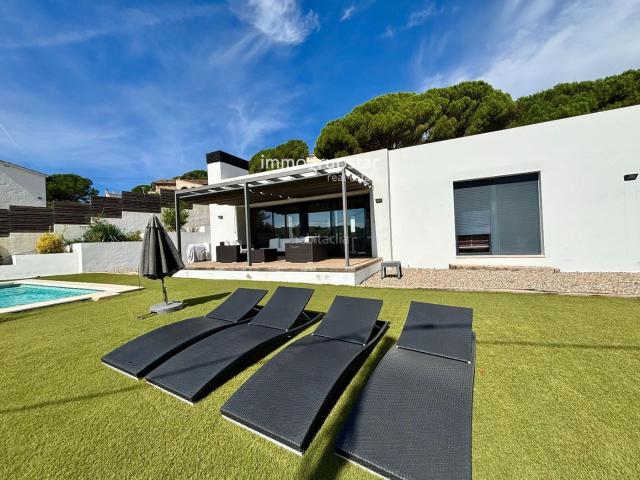 Chalet en venta en Calonge, Cabanyes Mas Ambrós Mas Pallí. Villa moderna de una planta con piscina. Chalets.