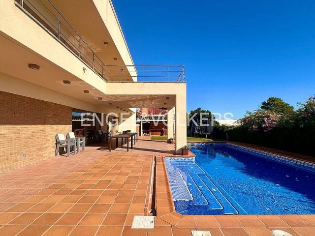 Chalet en venta en calle Cn Martinenques, Alcanar, de 294 m² 6 habitaciones por 675.000