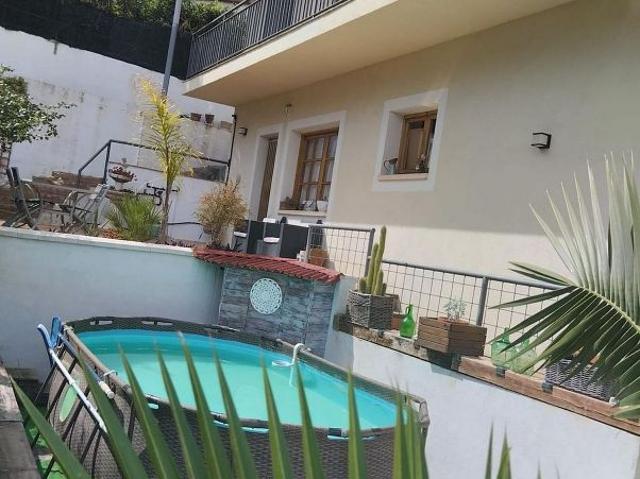 Chalet en venta en calle Cova del Drac, Castellar del Vallès, de 180 m² 6 habitaciones por 457.000
