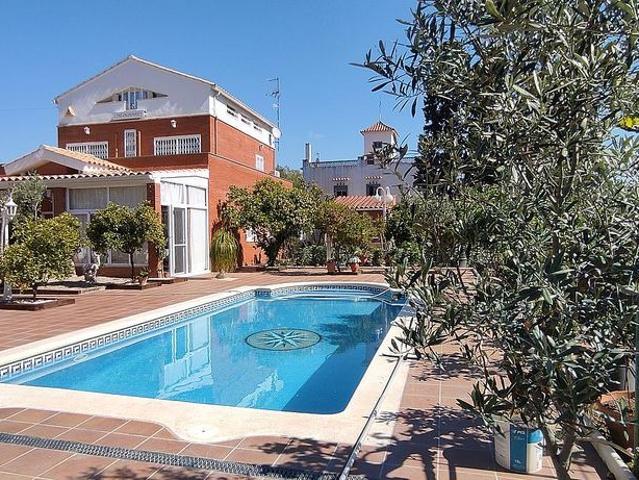 Chalet en venta en calle Alps, Vendrell, El, de 235 m² 5 habitaciones por 399.000