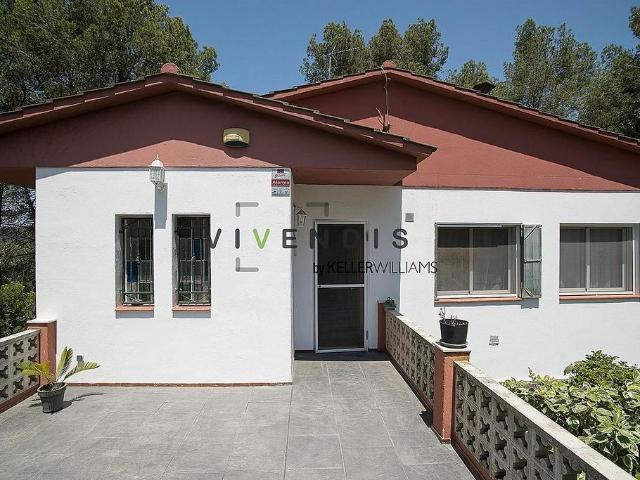 Chalet en venta en calle, Corbera de Llobregat, de 140 m² 4 habitaciones por 414.000