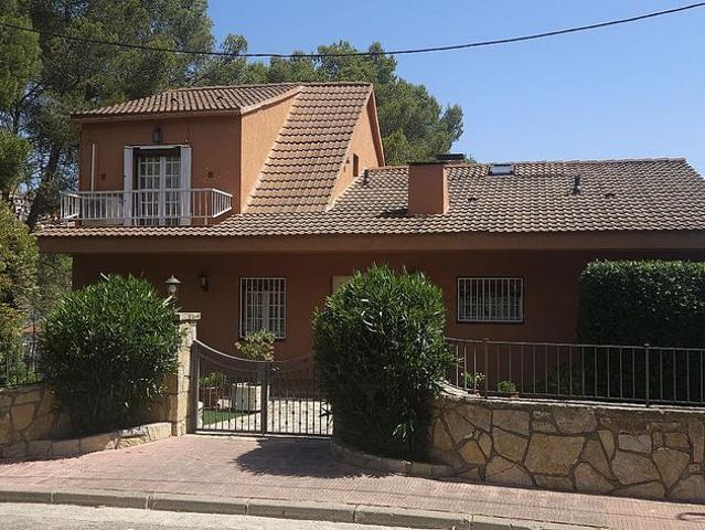 Chalet en venta en calle, Corbera de Llobregat, de 240 m² 4 habitaciones por 520.000
