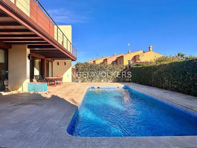 Chalet en venta en calle Costa Rica, Mont Roig del Camp, de 436 m² 4 habitaciones por 650.000