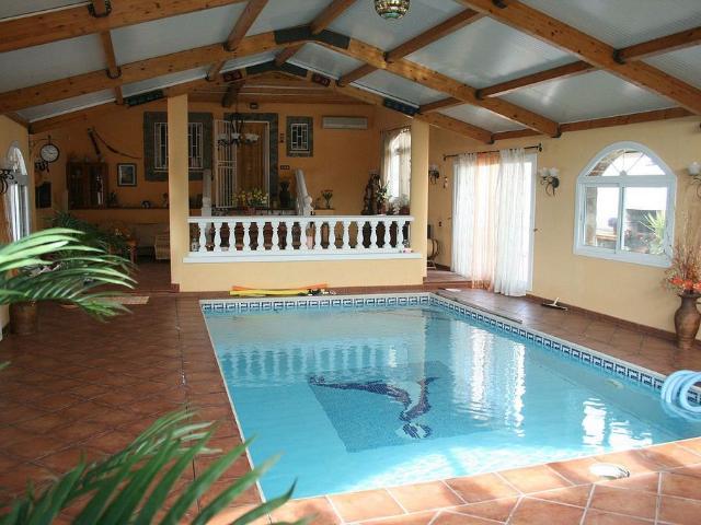 Chalet en venta en calle Cadernera, Montcada i Reixac, de 185 m² 4 habitaciones por 435.000