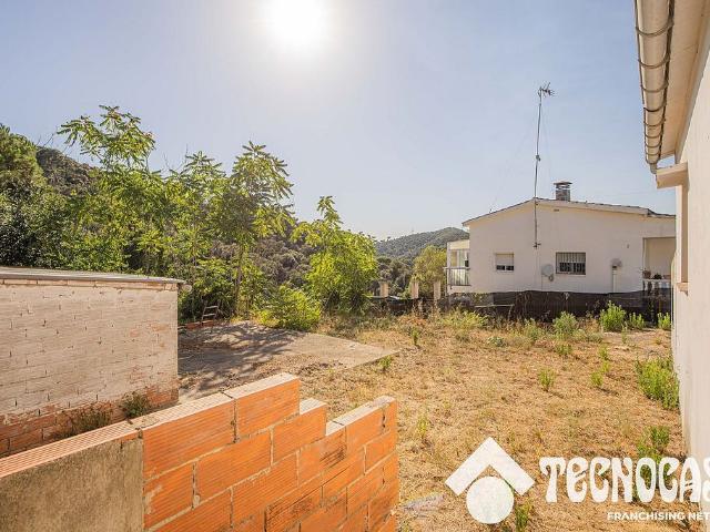 Chalet en venta en calle Cadernera, Montcada i Reixac, de 85 m² 4 habitaciones por 200.000