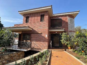 Chalet en venta en calle Cadí, Castellví de Rosanes, de 420 m² 4 habitaciones por 695.000