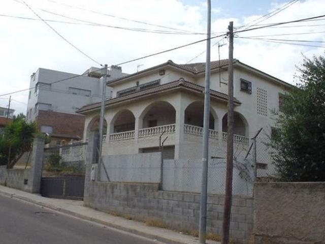 Chalet en venta en calle Cadis, Sant Vicenç dels Horts, de 335 m² 7 habitaciones por 375.000
