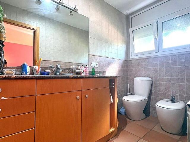 Chalet en venta en calle Castellnou de, Rubí, de 317 m² 5 habitaciones por 492.000