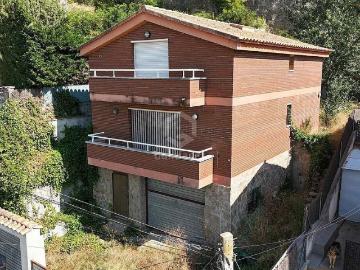 Chalet en venta en calle Castellàla Manxa, Abrera, de 204 m² 4 habitaciones por 219.000