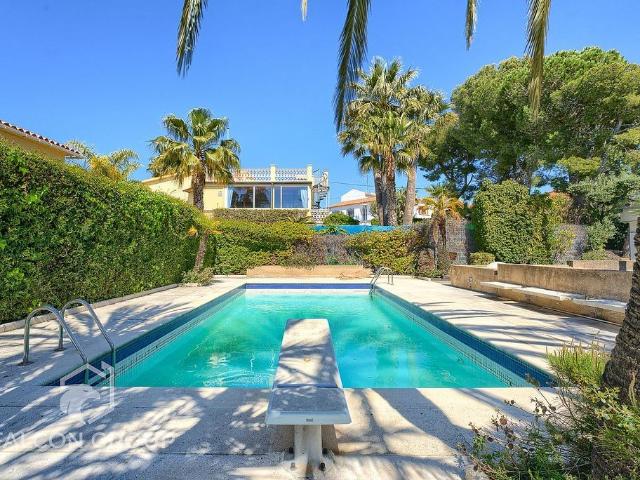 Chalet en venta en calle Circumval·Lacio, Calafell, de 380 m² 4 habitaciones por 750.000