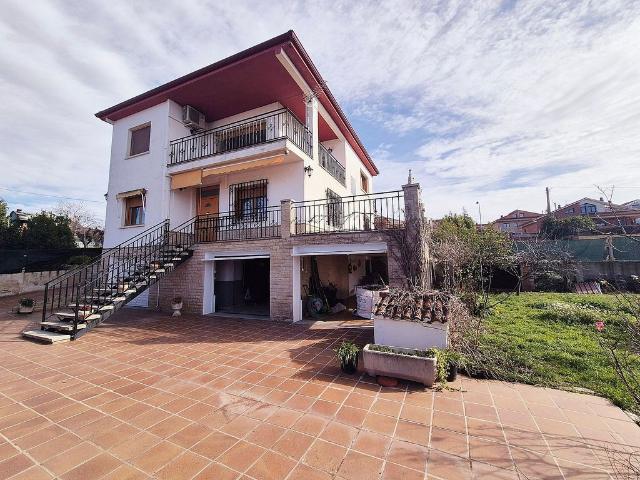 Chalet en venta en calle Cirerer, Santa Eulàlia de Ronçana, de 256 m² 8 habitaciones por 448.000