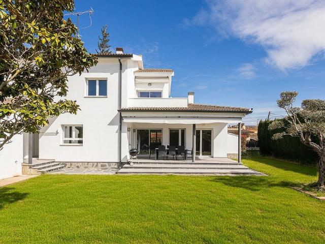 Chalet en venta en calle CL Moreres, Llers, de 209 m² 5 habitaciones por 640.000