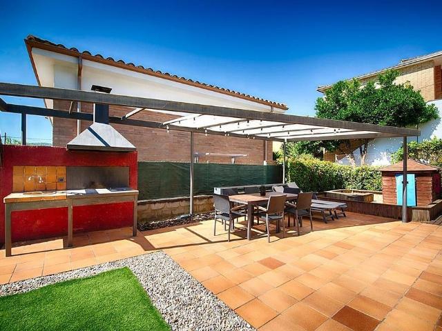 Chalet en venta en calle CL Sant Galderic, Porqueres, de 185 m² 3 habitaciones por 625.000