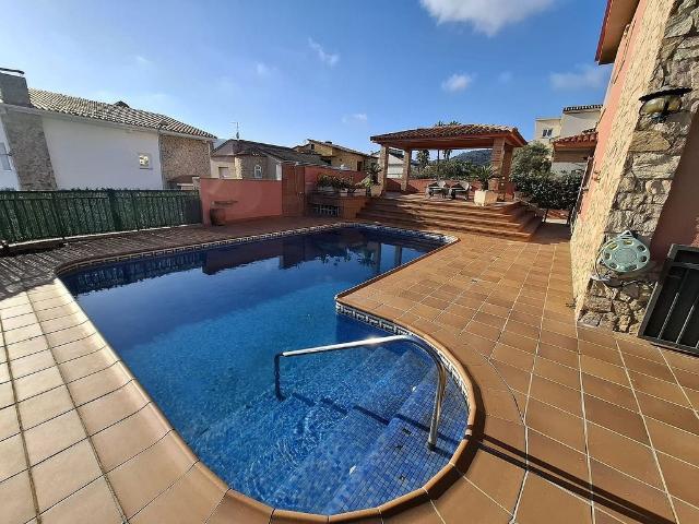Chalet en venta en calle CL Rafael, Pineda de Mar, de 300 m² 6 habitaciones por 595.000
