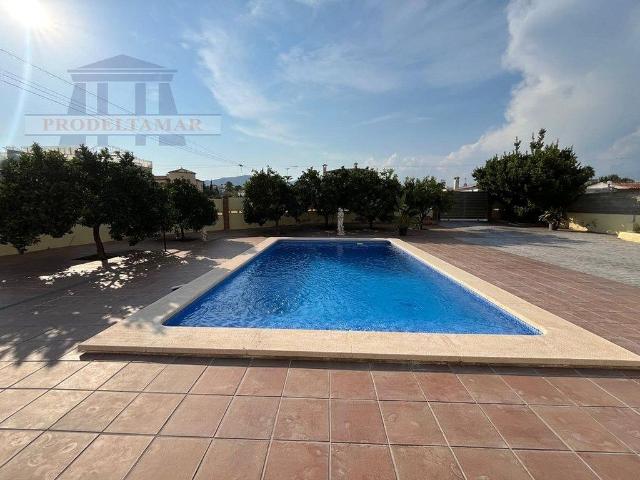 Chalet en venta en avenida De Les Aralies, Mont Roig del Camp, de 246 m² 5 habitaciones por 375.000
