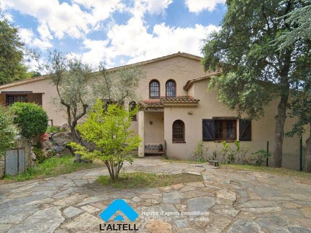 Chalet en venta en calle Amadeu Vives, Ametlla del Vallès, l´, de 390 m² 6 habitaciones por 659.000