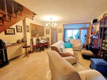 Chalet en venta en calle Ample, Terrassa, de 360 m² 5 habitaciones por 450.000