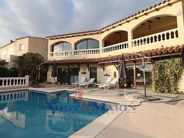 Chalet en venta en calle Andalusia, Roses, de 277 m² 4 habitaciones por 749.000