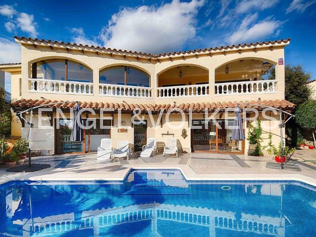 Chalet en venta en calle Andalusia, Roses, de 309 m² 6 habitaciones por 749.000