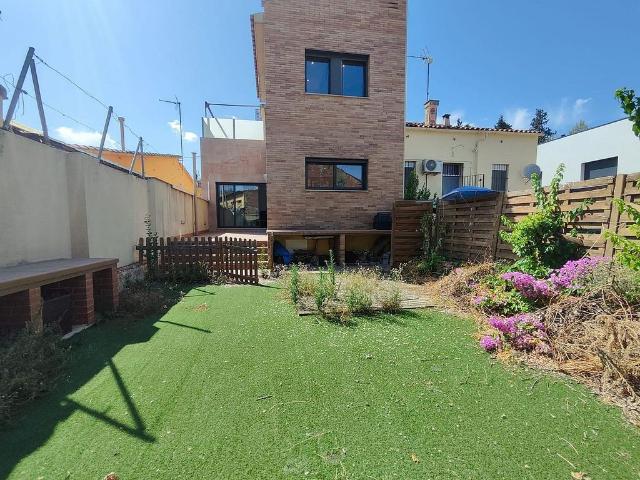 Chalet en venta en calle Anselm Clavé, Montmeló, de 174 m² 4 habitaciones por 447.000